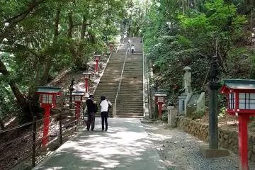 บันไดหินขึ้นสู่วัดยะคุโอะอิน