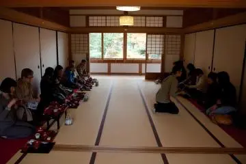 <p>Vous pourrez vous asseoir dans de grandes tatami room ou dans des pi&egrave;ces priv&eacute;es plus petites. De petites chaises sont &eacute;galement propos&eacute;es aux clients occidentaux qui ne souhaitent pas s'agenouiller</p>