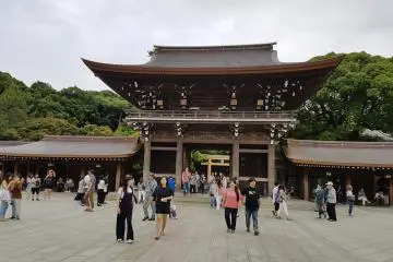 เมจิ จินกุ (Meiji Jingu) เป็นศาลเจ้าชินโตใจกลางกรุงโตเกียว 