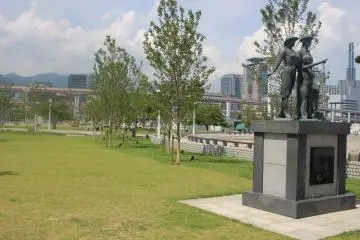 Emmigrants Memorial Statue