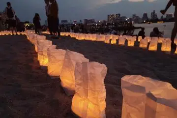 โคมสีขาวจัดวางเป็นแนว