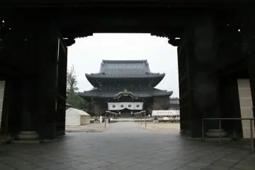 Nyorai-do seen through the front gate.