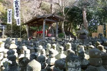 Huge numbers of five-ring stone pagodas