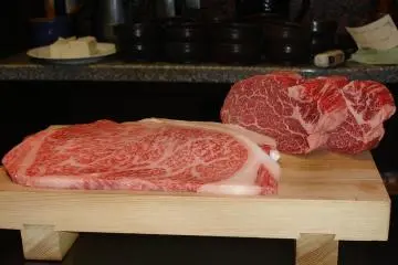 Photo: <a href="https://commons.wikimedia.org/wiki/File:4_Kobe_Beef%2C_Kobe_Japan.jpg" target="_blank" rel="noreferrer noopener nofollow">Orlando G. Calvo</a> / <a href="https://creativecommons.org/licenses/by-sa/3.0/deed.en" target="_blank" rel="noreferrer noopener nofollow">CC BY-SA 3.0</a>