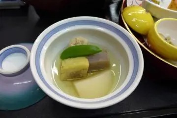 อะไรเอ่ย  ขอผ่านดีกว่า 