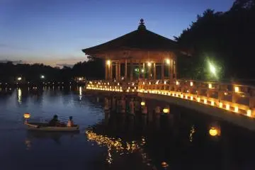 Romantic rowboat rides in the candle-light setup of Ukimido