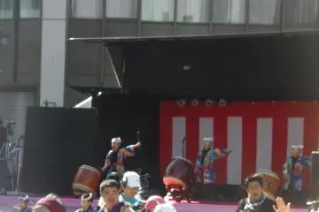 Young taiko drummers set the pace