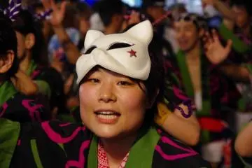 Dans les dernières années, des nouveautés telles que ces masques sont portées en plus des costumes traditionnels