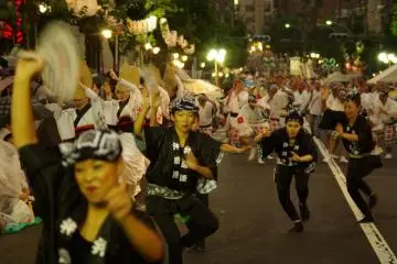 La danse a lieu sur différentes routes, lorsqu'ils atteignent la fin, ils se déplacent vers la route suivante