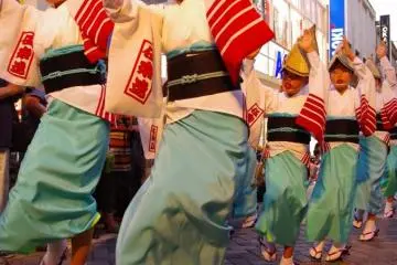 Après les porteurs de lanterne, les danseuses ouvrent le bal
