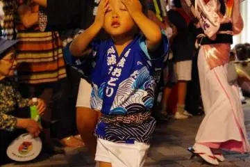 Cette jeune fille ressent l'épuisement des heures de danse dans la chaleur de l'été