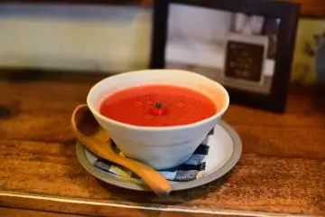 Une soupe de tomate froide rafraîchissante