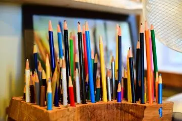 Des crayons de couleurs et des carnets sont mis à la disposition des enfants