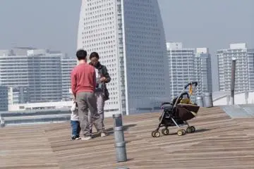 화창한 날 가족이 하루를 즐긴다
