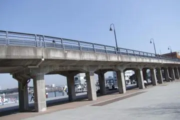 산책로는 2층짜리 건물의 길이 정도다