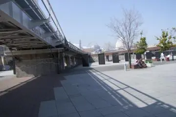 산책로 덕분에 생긴 그늘에 설치된 벤치
