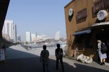 만 근처 건물들도 지난다
