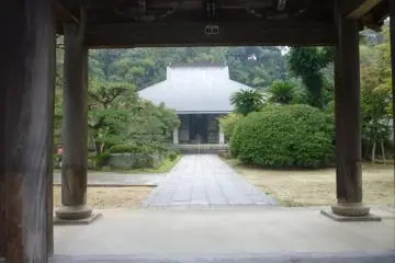 The graceful main prayer hall of Shitennouji Temple.