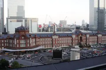 La estación de Tokio en un día nublado.
