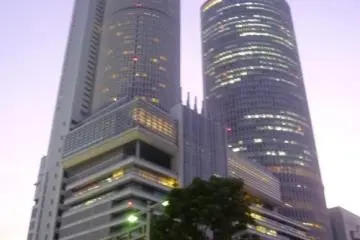 <p>Menara kembar Nagoya tempat hotel-hotel dan departemen-departemen store berada di seberang Stasiun Nagoya</p>