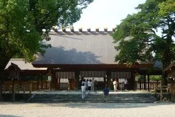 <p>Kuil Atsuta, di sebelah Selatan dari Kota Nagoya</p>