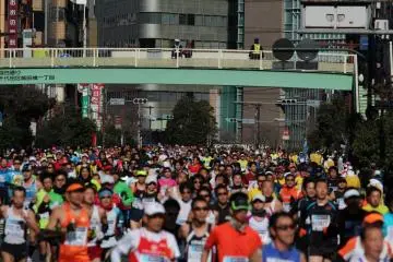 ... seems to be endless—35,000 runners!