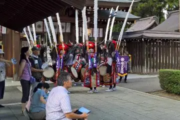 무대에 설 준비를 하는 사슴 무용수들