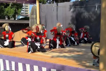 드라마틱한 포즈를 취하는 오니켄바이