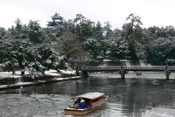 <p>ล่องเรือชมโฮริคาว่า</p>