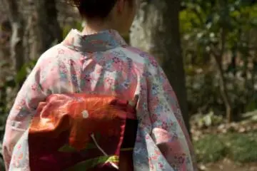 Le motif du kimono des ambassadrices s'harmonise avec la saison