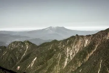 Ketika saya berhenti untuk melihat pemandangan lebih jelas, adalah bentuk unik dari Gunung Ontake yang pertama kali menarik perhatian saya