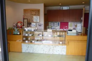 The shop interior, late in the afternoon when most of the treats are sold out (Photo: PPF)