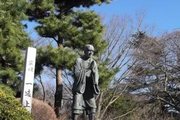 An arriving pilgrim