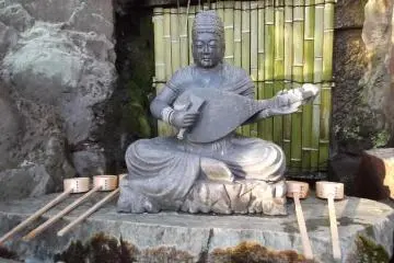 This chap hides behind a small building at the rear of the temple