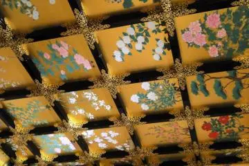 <p>Le plafond de la salle de r&eacute;ception</p>