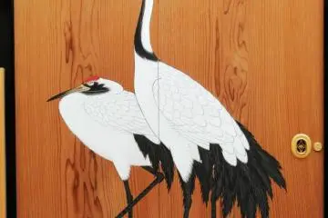 <p>Des grues peintes</p>