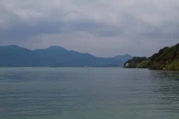 Perairan Teluk Funakoshi yang tenang