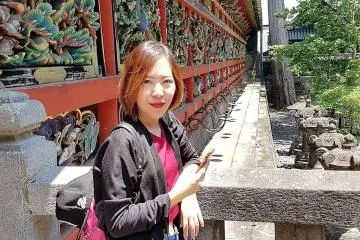 สาวพลอยกับภาพแกะสลักอันงดงามของศาลเจ้า