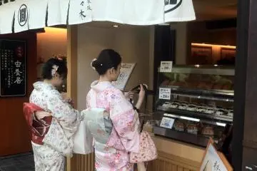 Shopping in Sannenzaka with your kimono