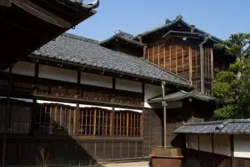 <p>Saya suka bangunan-bangunan kayu tua</p>