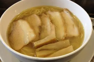 <p>ราเมนชาชูขนาดชามมาตรฐานที่ร้านโจซุย ดูไม่มีอะไร แต่รสชาติเด็ดที่สุด!</p>