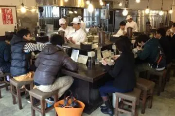 <p>เคานท์เตอร์รอบห้องครัวที่โจซุย ร้านราเมนสูตรเด็ดของนาโงย่า</p>
