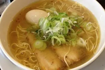 <p>ชิโอะ ราเมนพร้อมไข่และหอมซอย</p>