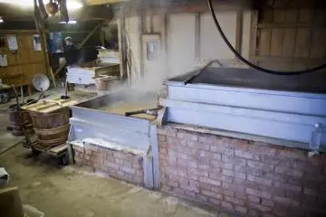 <p>L'eau de mer est ensuite chauff&eacute;e &agrave; l'int&eacute;rieur pour de plus fortes concentrations</p>
