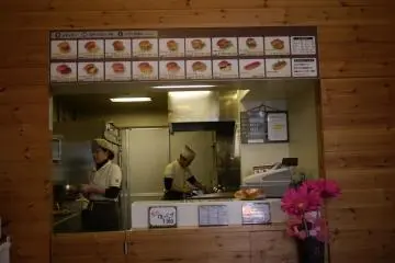 inside view (Photo: <a href="http://www.gethiroshima.com" target="_blank" rel="noreferrer noopener nofollow">gethiroshima</a>)