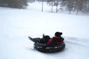 Speeding up in the middle of the slope at Dondendaira Snow Park