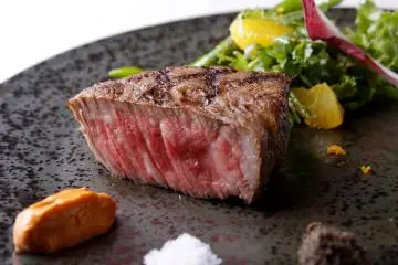 TOKYO COWBOY Wagyu Beef disajikan bersama Salad Orange-Arugula, Saus Romesco