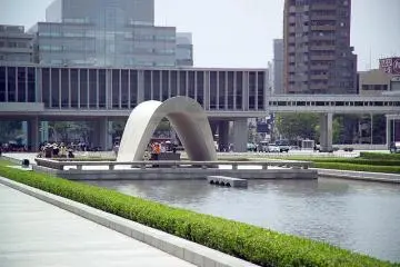 Memorial Cenotaph in front of the Peace Museum (Photo: <a href="http://commons.wikimedia.org/wiki/File:HiroshimaCenotaphMuseum6989.jpg" target="_blank" rel="noreferrer noopener nofollow">Fg2</a>)