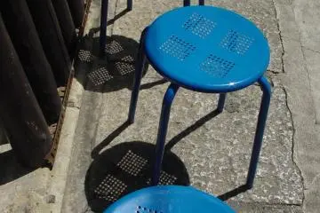 바쁜 식당 밖 의자