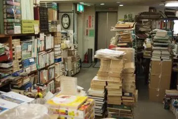 <p>ระมัดระวัง จะไปชนเข้ากับกองหนังสือที่โอนเอนไปมาของ อนุกรมพืชและแมลง</p>